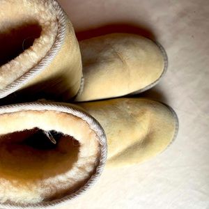UGG WM Size 5. Light color. In good used condition. 🎁🌲🎁🌲🎁